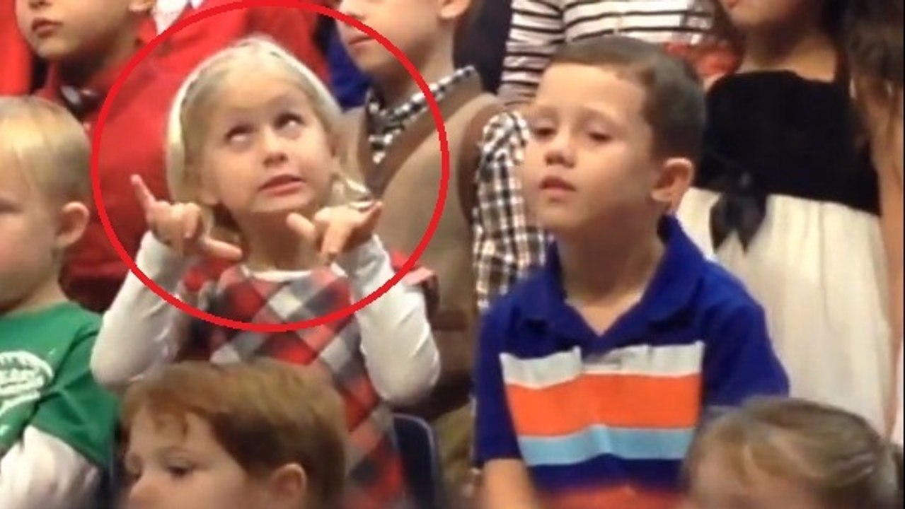 Cette petite fille a fait une magnifique surprise à ses parents sourds. Ils vont vous émouvoir