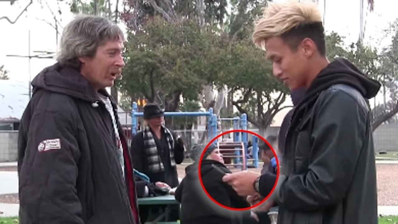 Cet homme donne 100 dollars à un SDF pour voir ce qu'il en fait... Et voilà le résultat !