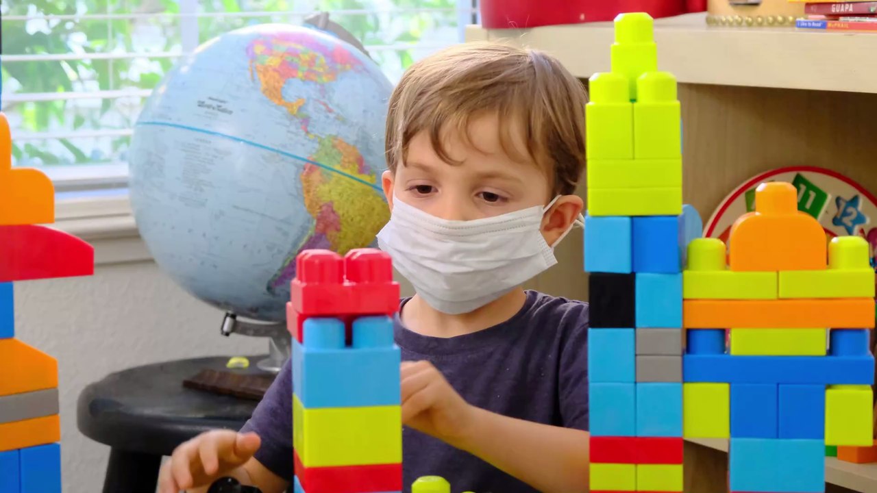 Feuerwehr 'dreht jeden Bauklotz um': Schlange in Kindergarten!