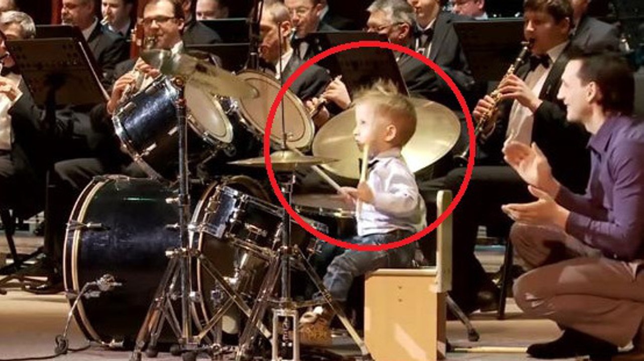 Ce petit garçon a un talent insoupçonné pour la batterie. Il va vous épater !