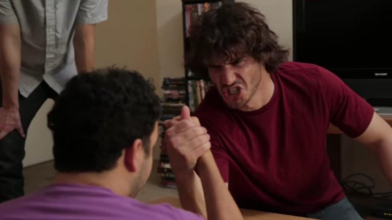 Cette séance de bras de fer entre copains va très mal tourner. Un sketch hilarant !