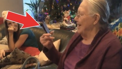 Cette grand-mère reçoit un téléphone en chocolat pour Noël. Sa réaction est hilarante