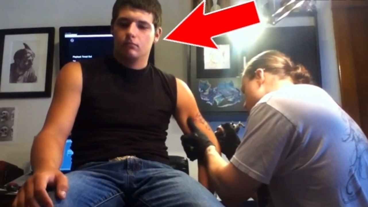 Ce mec se fait tatouer pour la première fois. Sa réaction est totalement inattendue