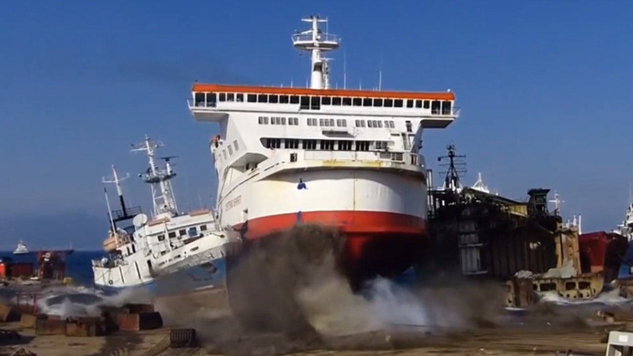 Ce ferry a une technique assez dingue pour accoster. Vous n'allez pas y croire