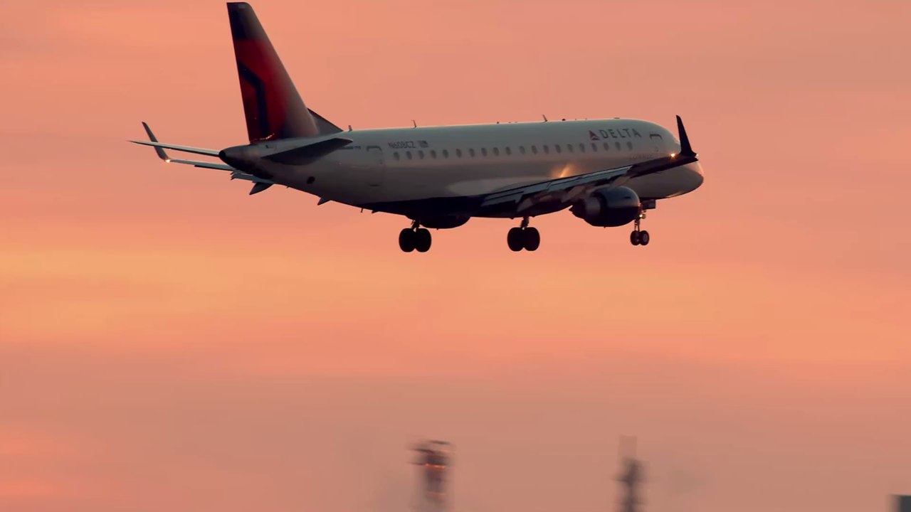 'Unanständiges Outfit': Reisende muss sich bedecken, bevor sie das Flugzeug betritt (Foto)