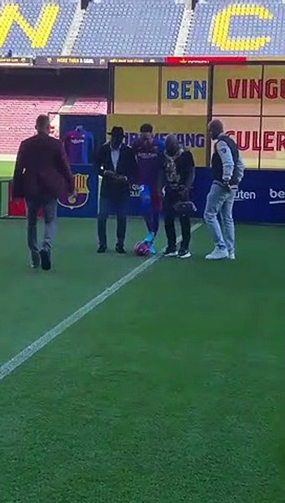 Aubameyang luce contento junto a su familia en el Camp Nou