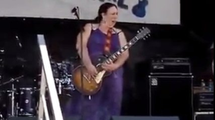 Cette femme a surpris tout le monde avec son talent de guitariste. Vraiment bluffant !