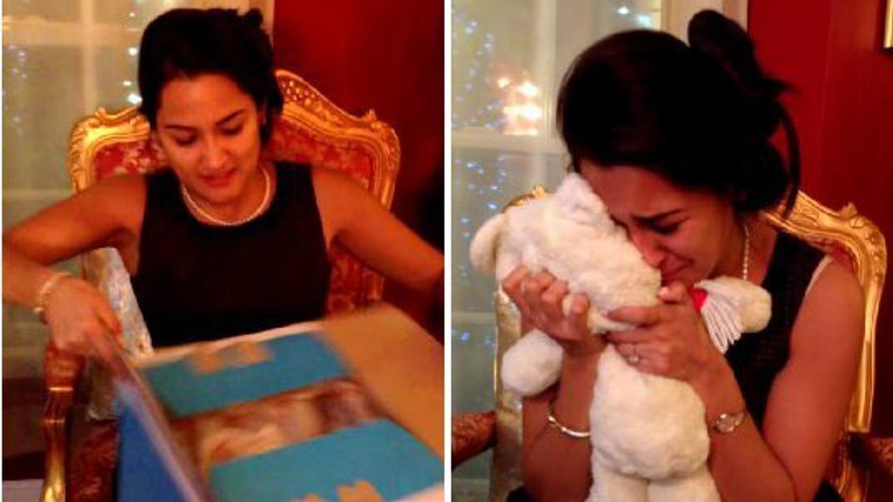 Son copain lui a fait le cadeau de ses rêves pour Noël. Sa réaction est magique