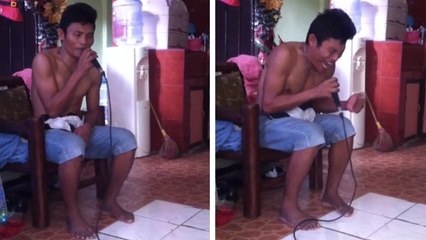 Ce mec a pris le micro pendant un karaoké. Il a surpris tout le monde