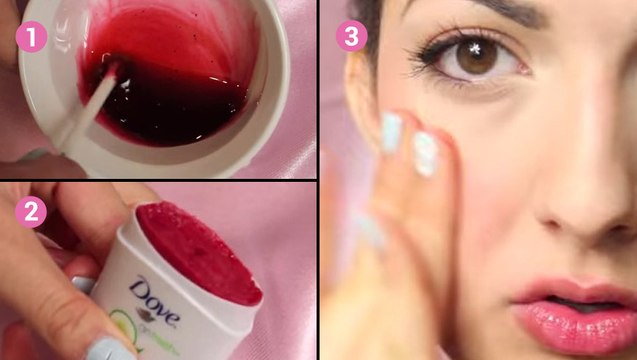 Avec quelques ingrédients, cette fille parvient à fabriquer son propre blush ! C'est beaucoup plus facile qu'il n'y paraît !