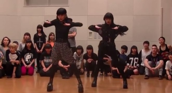 Ces deux danseuses sont des pros de la synchronisation. Elles sont impressionnantes !