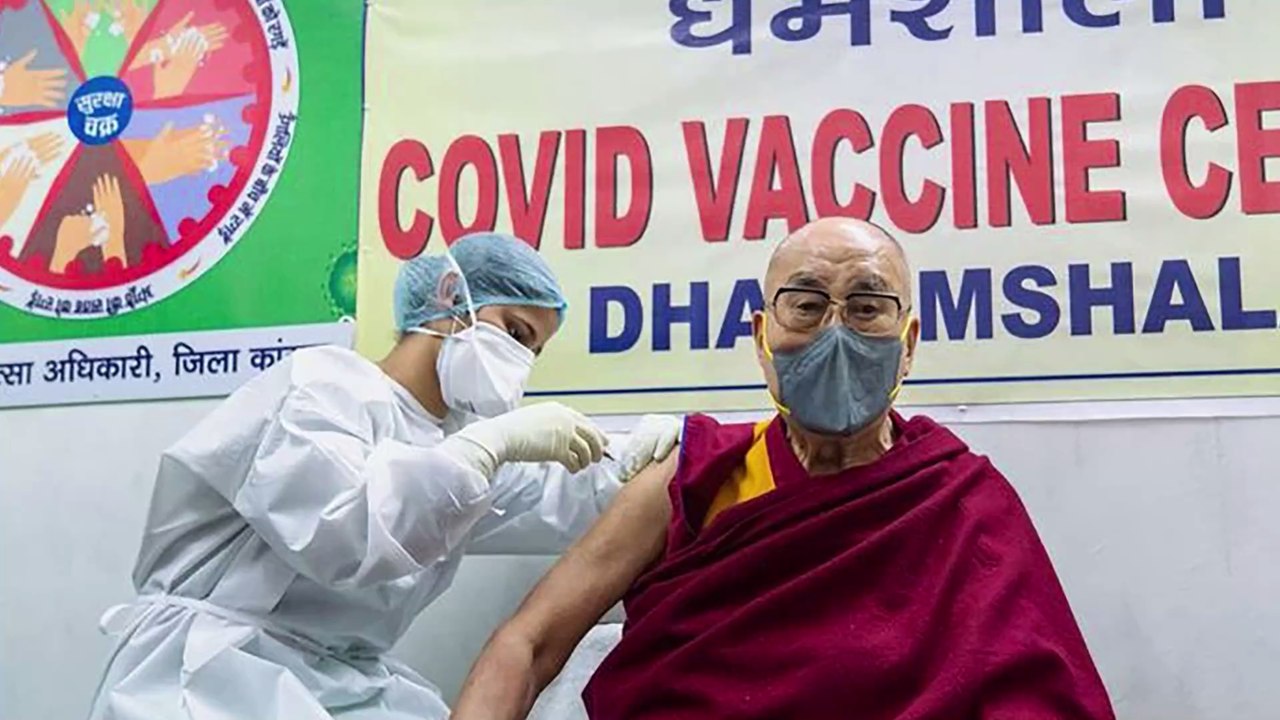 Heiliger Appell zum Impfen: Dalai Lama lässt sich AstraZeneca spritzen