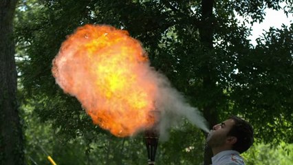 Ce cracheur de feu s'est filmé en slow motion. Le résultat est magnifique