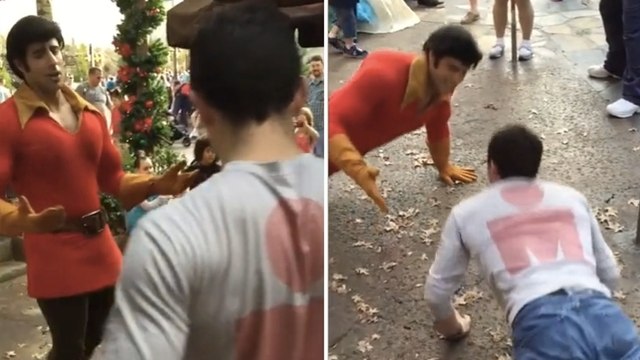 Il n'aurait jamais dû défier Gaston (de La Belle et la Bête) à un concours de pompes