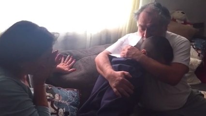 Il a fait le plus beau des cadeaux de Noël à ses parents. Un grand moment d'émotion