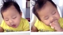 Ce bébé hésite entre manger et dormir. Finalement, ce qu'il fait va vous faire éclater de rire !