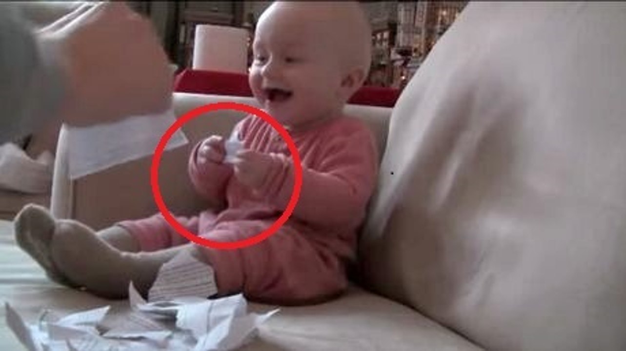 Ce bébé adore déchirer du papier. Sa réaction va vous faire rire !