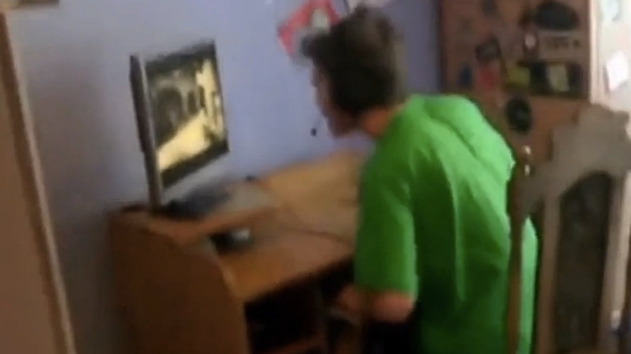 Il filme son frère en train de jouer aux jeux vidéo. Et le résultat est effarant !