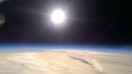 Il a envoyé son smartphone filmer l'espace. Le résultat est génial