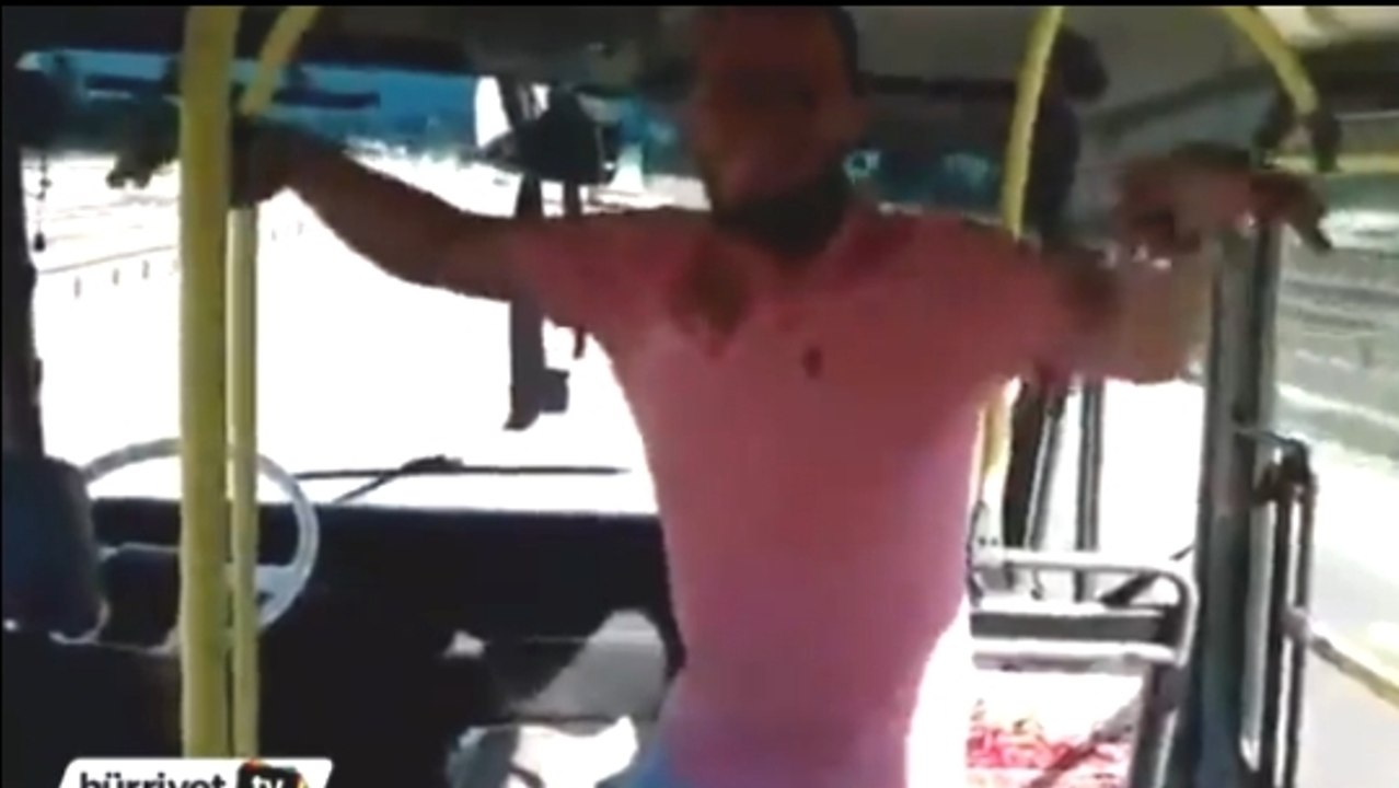 Ce conducteur de bus a lâché le volant et s'est mis à danser en plein trajet