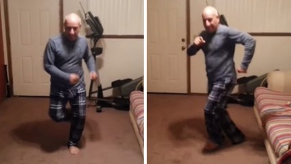Il a filmé son père en train de danser en pyjama. Le résultat est épique !