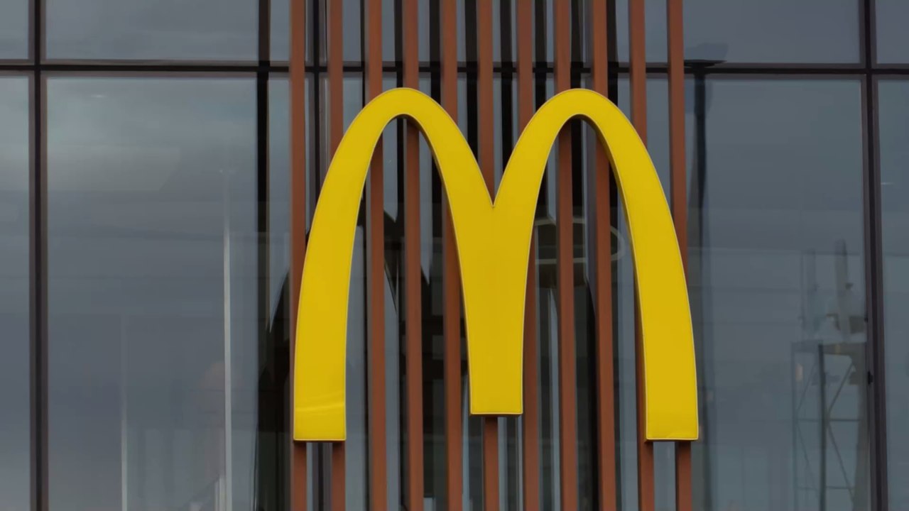 Grenze eindeutig überschritten: kind schikaniert mcdonald's-mitarbeiter auf entsetzliche weise