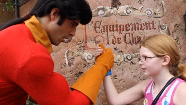 Une petite fille défie Gaston au bras de fer. Mais elle lui réserve une sacrée surprise