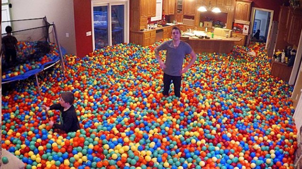 Sa femme s'absente, alors il remplit sa maison de boules de plastique. Le résultat est génial !