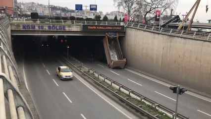 Kamyonun açılan damperi, dal-çık içerisinden geçerken koptu
