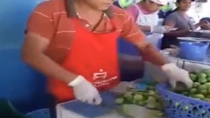 Cet homme coupe les citrons comme personne. Il est impressionnant !