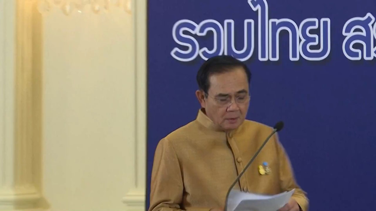 Thailands Ministerpräsident antwortet Journalisten mit Desinfektionsspray