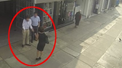 Ils draguent une femme dans la rue sans savoir qu'il s'agit de leur mère. La suite est géniale