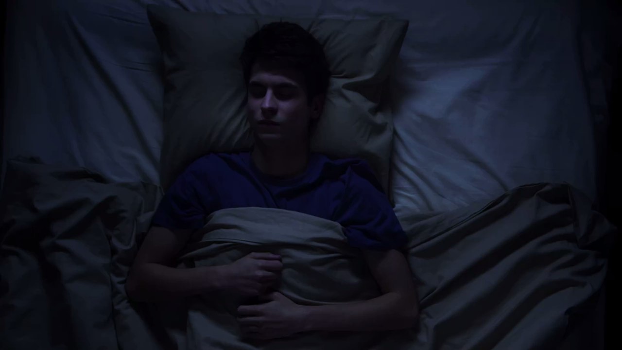 Airbnb-Mieter hört gruselige Geräusche aus dem Lüftungsgitter und entdeckt dahinter versteckten Raum