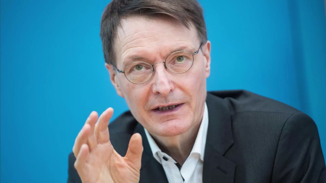 Zeichen gesetzt: Lauterbach lässt sich gegen Empfehlung mit AstraZeneca impfen