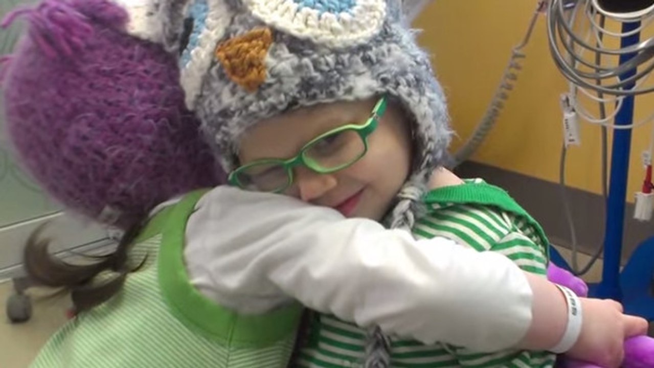 Cette petite fille malade envoie un message plein d'amour à sa copine d'hôpital. Elle va vous réchauffer le coeur