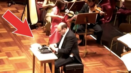 Il s'invite dans un orchestre avec une machine à écrire. Ce qu'il fait ensuite est génial