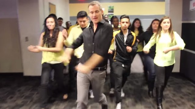 Ce prof fait une chorégraphie délirante avec ses élèves sur Uptown Funk