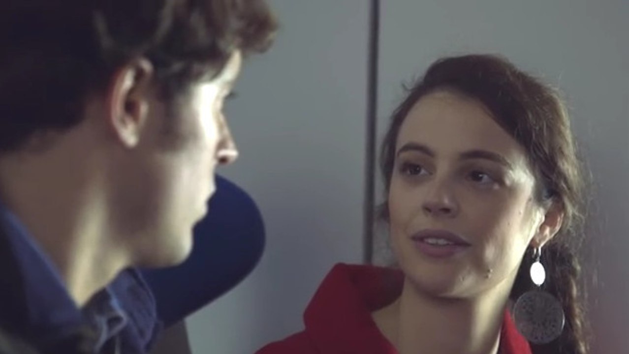 Tous les jours, ils se croisent dans le train. Et puis un jour, l'un des deux se lance...