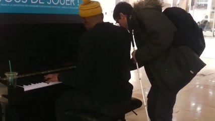 Ce mec jouait du piano dans une gare quand un jeune mal-voyant l'a rejoint. La suite est magique