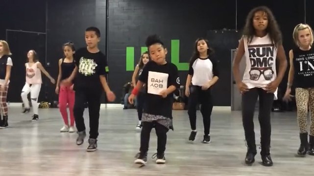 Ces enfants réalisent une impressionnante chorégraphie. Quel talent !