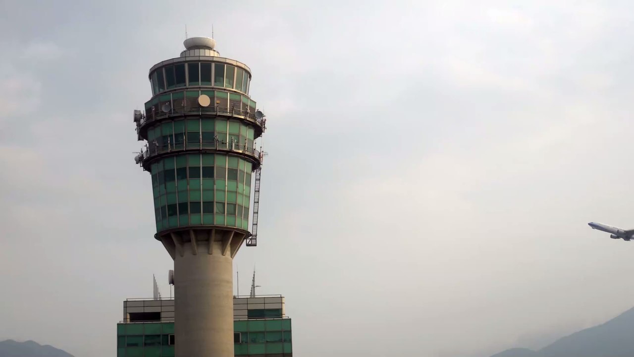Flug nach Hongkong: 47 Personen erst nach Landung positiv getestet!