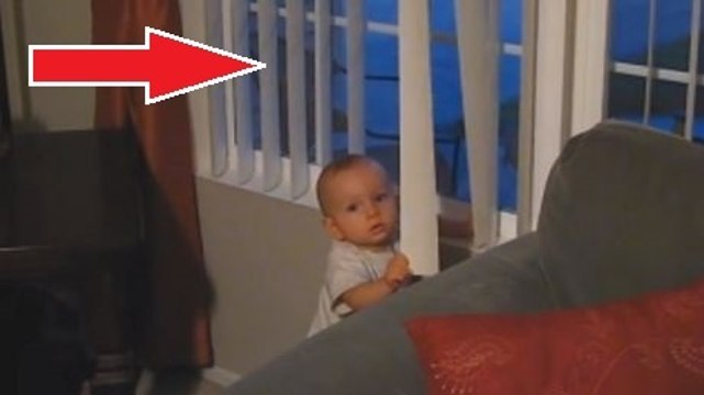 Ce bébé regarde par la fenêtre depuis longtemps mais sa mère a fini par découvrir ce qu'il attendait...