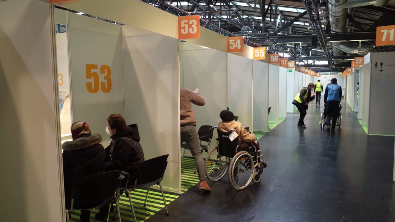 Kinderärzte impfen Eltern: Impfpriorisierung soll in Kürze aufgehoben werden