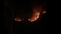 Incendio ai piedi della Pietra di Bismantova