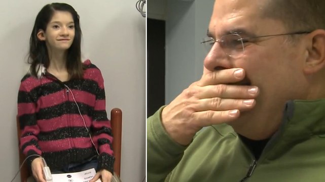 Sourde depuis la naissance, elle entend pour la première fois la voix de son père. Un grand moment d'émotion