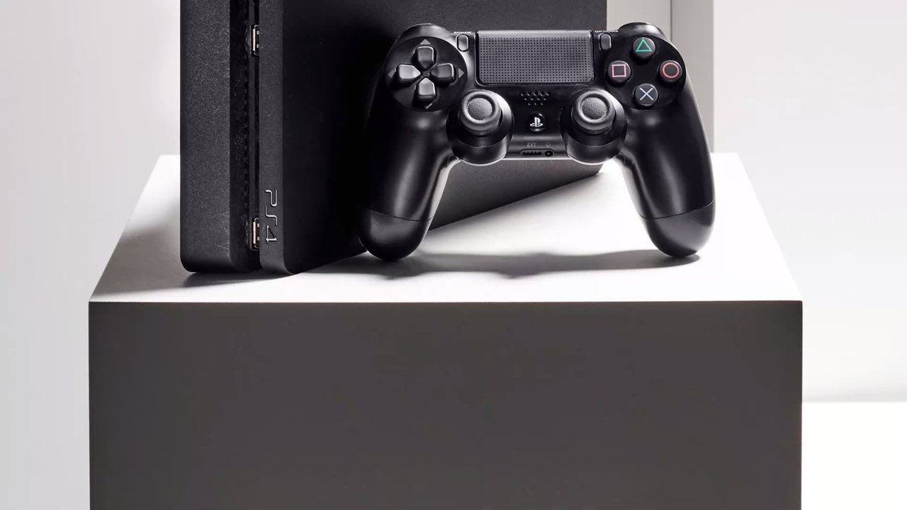 Playstation 4: Mann entsetzt, als er seine Spielkonsole reinigen will