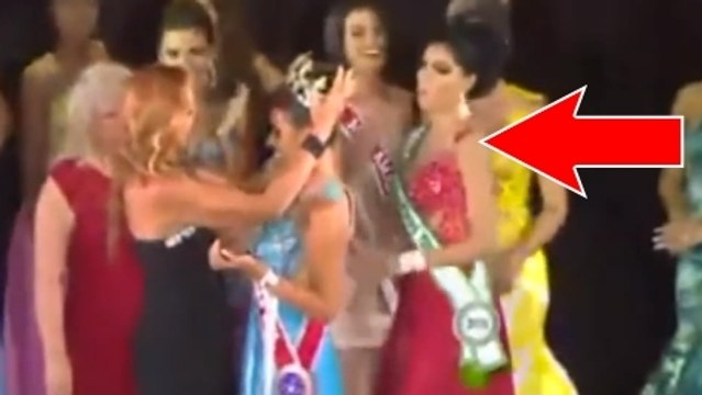Lors d'un concours de beauté, elle se jette sur la gagnante pour lui voler sa couronne. Une scène hallucinante