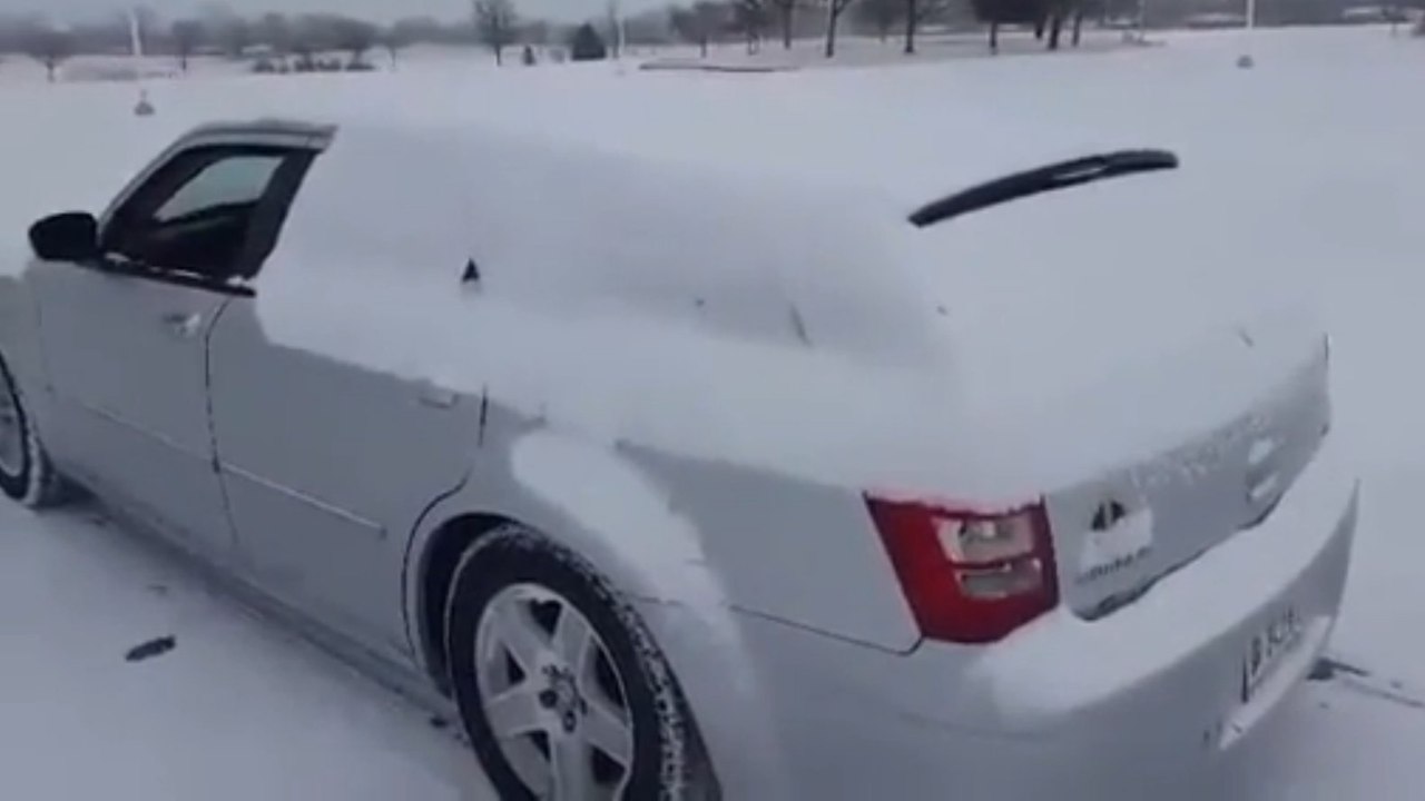 Voilà la technique parfaite pour déneiger sa voiture