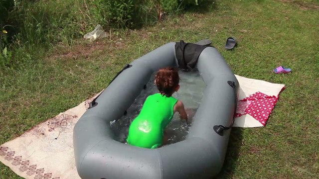 DIY-Schlauchboot sinkt, dann Mann treibt mit Poolnudel allein auf offenem Meer