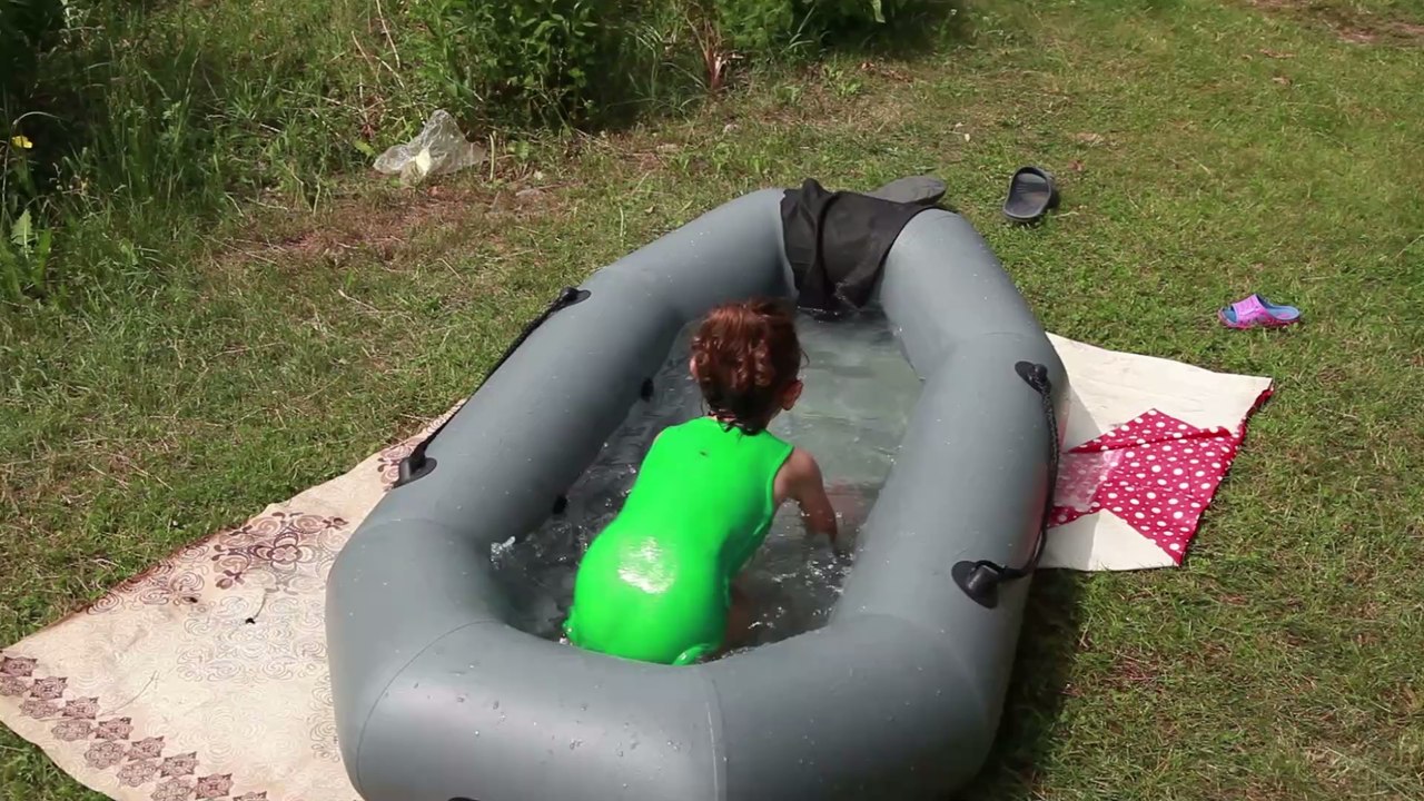 DIY-Schlauchboot sinkt, dann Mann treibt mit Poolnudel allein auf offenem Meer